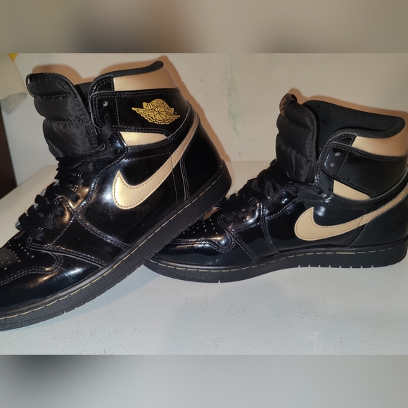 jordan sneakers black and gold
